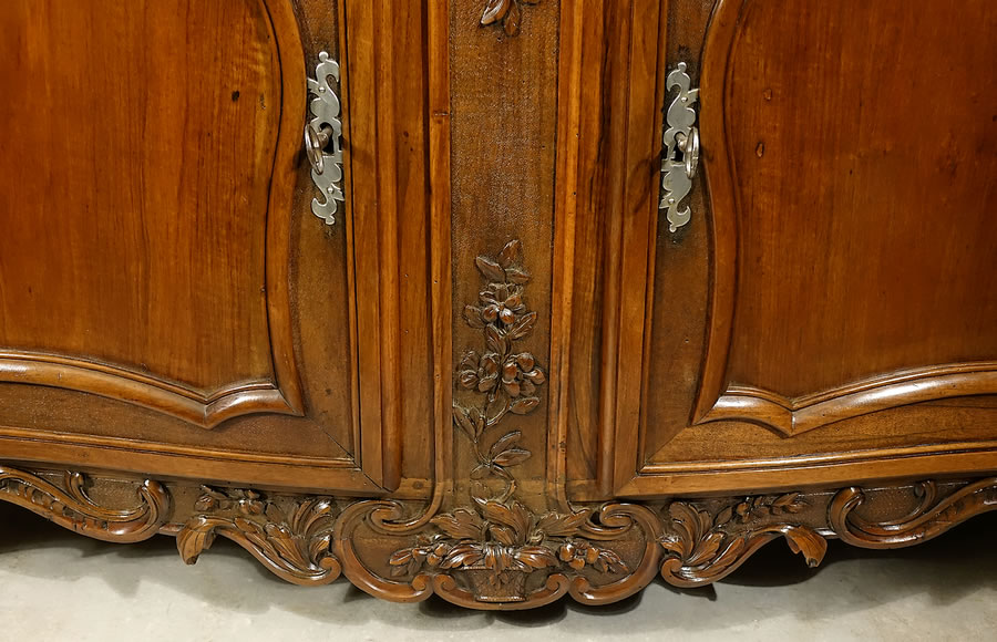Buffet &agrave; gibier, traverse basse chantourn&eacute;e sculpt&eacute;e d&rsquo;un panier proven&ccedil;al